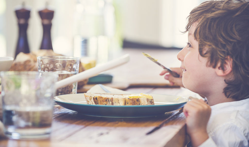 What to feed kids and when thumb